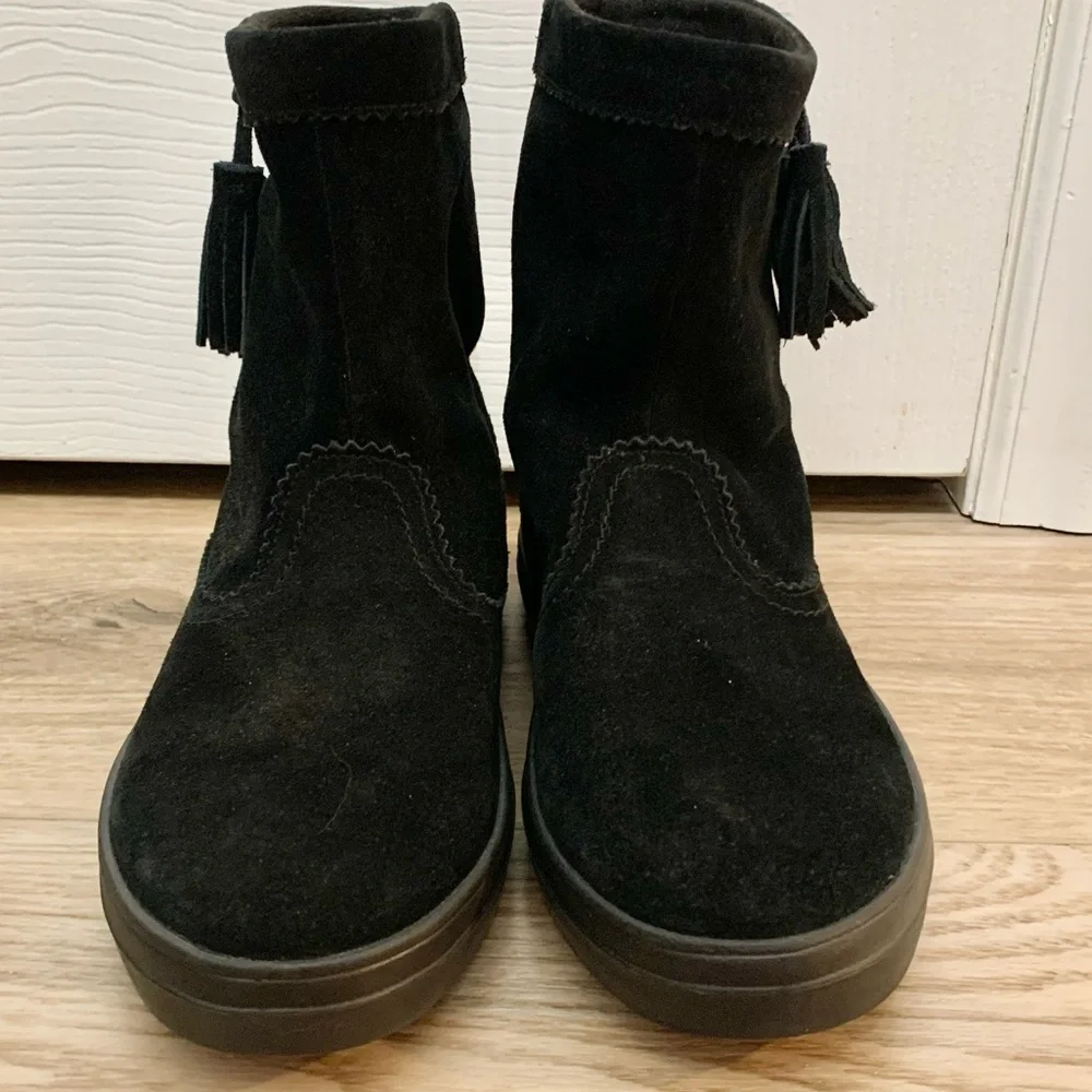 Crocs 7 NWOT Synth Suede Lodgepoint Boots Black Tassel Booties